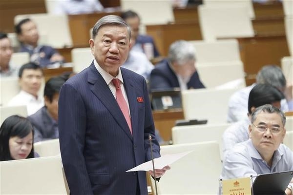 Minister of Public Security To Lam speaks at the Q&amp;A session (Photo: quochoi.vn)