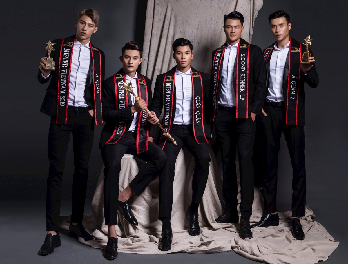 Top 5 of Mister Vietnam 2019 pose for a group photo. (Photo courtesy of Mister Vietnam)