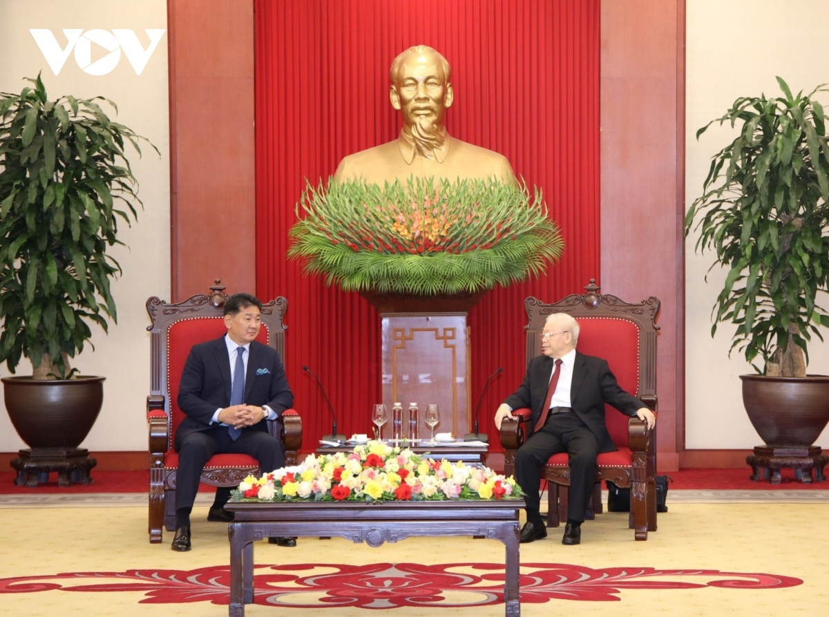 Vietnamese Party General Secretary Nguyen Phu Trong (R) and Mongolian President Ukhnaagiin Khurelsukh discuss measures to strengthen cooperation between Vietnam and Mongolia during their meeting in Hanoi on November 1