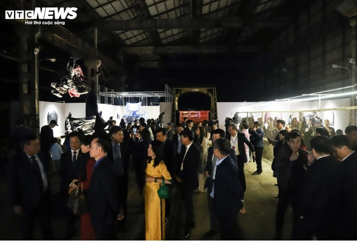 Gia Lam train factory has been transformed into a space for 16 exhibitions incorporating unique visual effects with outstanding art pieces.
