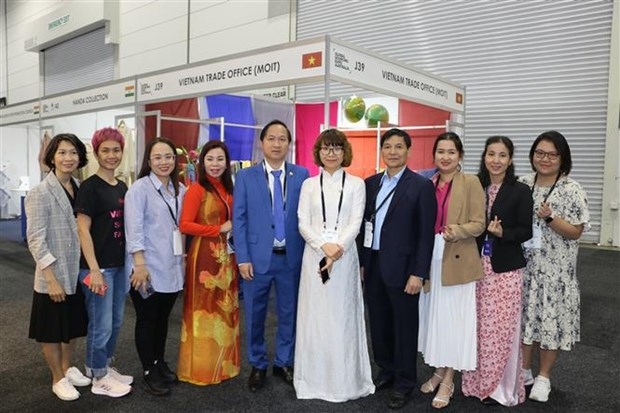 Representatives of the Vietnam Trade Office in Australia and a number of large businesses attending the expo pose for a group photo.