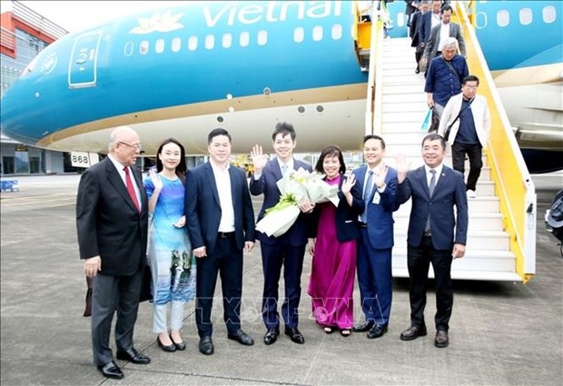 The delegation of Hokkaido prefecture led by its Governor Suzuki Naomichi and representatives from Japanese enterprises are welcomed at Van Don International Airport.