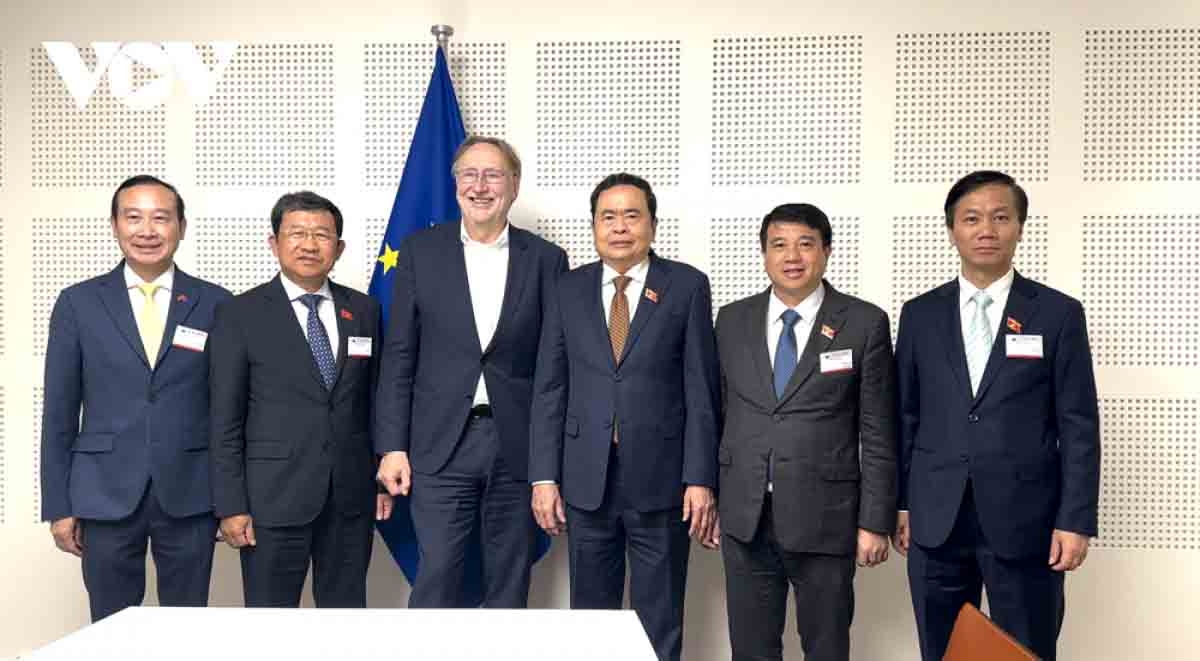 Vice Chairman of the National Assembly of Vietnam Tran Thanh Man (third from right) and Chairman of the European Parliament’s Committee on International Trade (INTA) Bernd Lange (third from left) and other officials pose for a group photo.