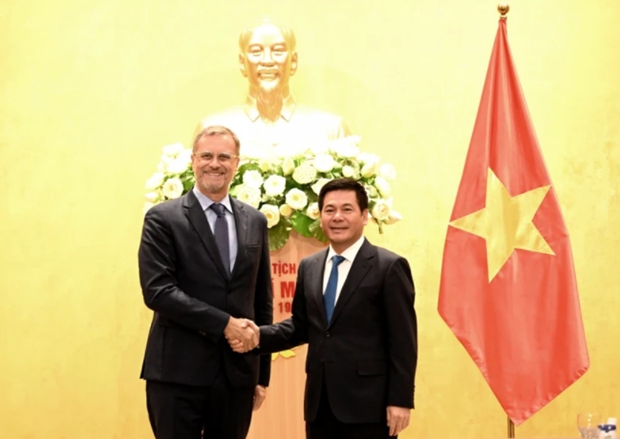 Minister of Industry and Trade Nguyen Hong Dien (R) and newly-accredited Ambassador to Vietnam Oliver Brochet