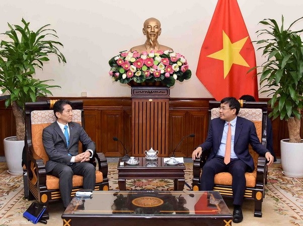 Deputy Minister of Foreign Affairs Nguyen Minh Vu and Murano Seiichi, chairman of the Japan-Vietnam parliamentary friendship alliance of Kobe city, at their meeting in Hanoi on November 7. (Source: baoquocte.vn)