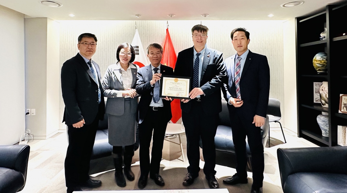 Vietnamese Ambassador to the RoK Nguyen Vu Tung presents the Merits Certificate to the Vietnam - Korea Businessmen and Investment Association