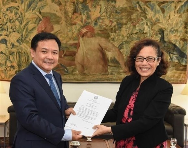 Vietnamese Ambassador to Brazil Bui Van Nghi (L) presents a copy of his credentials to Brazilian First Foreign Minister Maria Laura da Rocha (Photo: VNA)