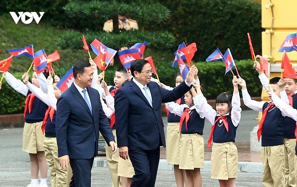 The welcoming ceremony takes place shortly after Hun Manet’s arrival in Hanoi on December 11 morning. This is his first visit to Vietnam and also his first visit to an ASEAN member country after the new Cambodian government was formed in August 2023.