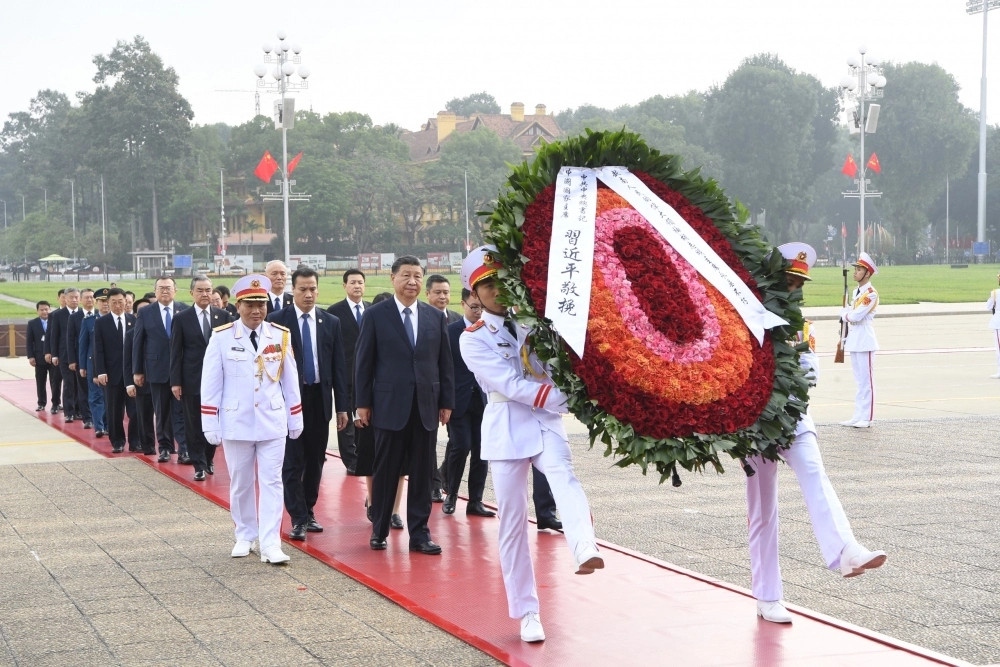 The high-ranking delegation of China led by Party General Secretary and President Xi Jinping pays a floral tribute to President Ho Chi Minh at his mausoleum in Hanoi on December 13.