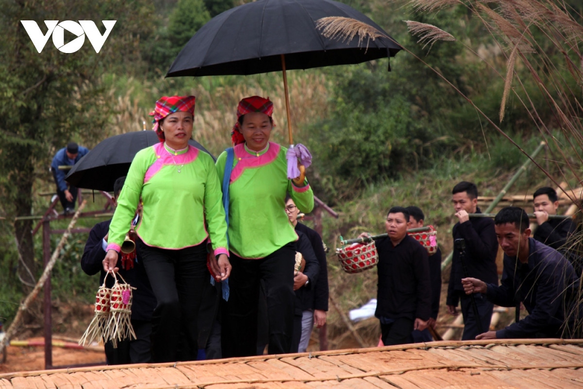 The two matchmakers play an important role in the wedding ceremony of the Giay ethnic people.