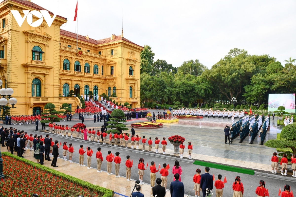 Hordes of children and Hanoians welcome the top Chinese leader and his spouse as well as the high-ranking Chinese delegation.