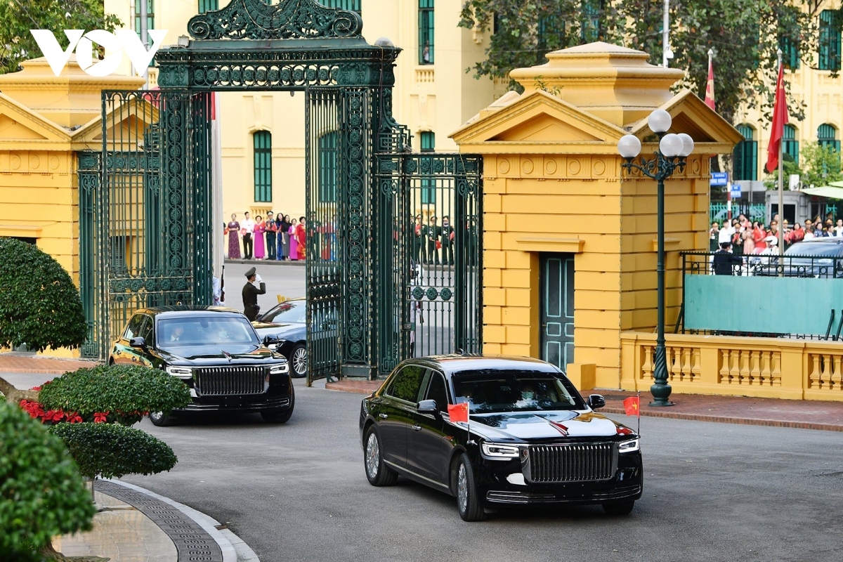 A motorcade carrying President Xi and his wife  move to the Presidential Palace.