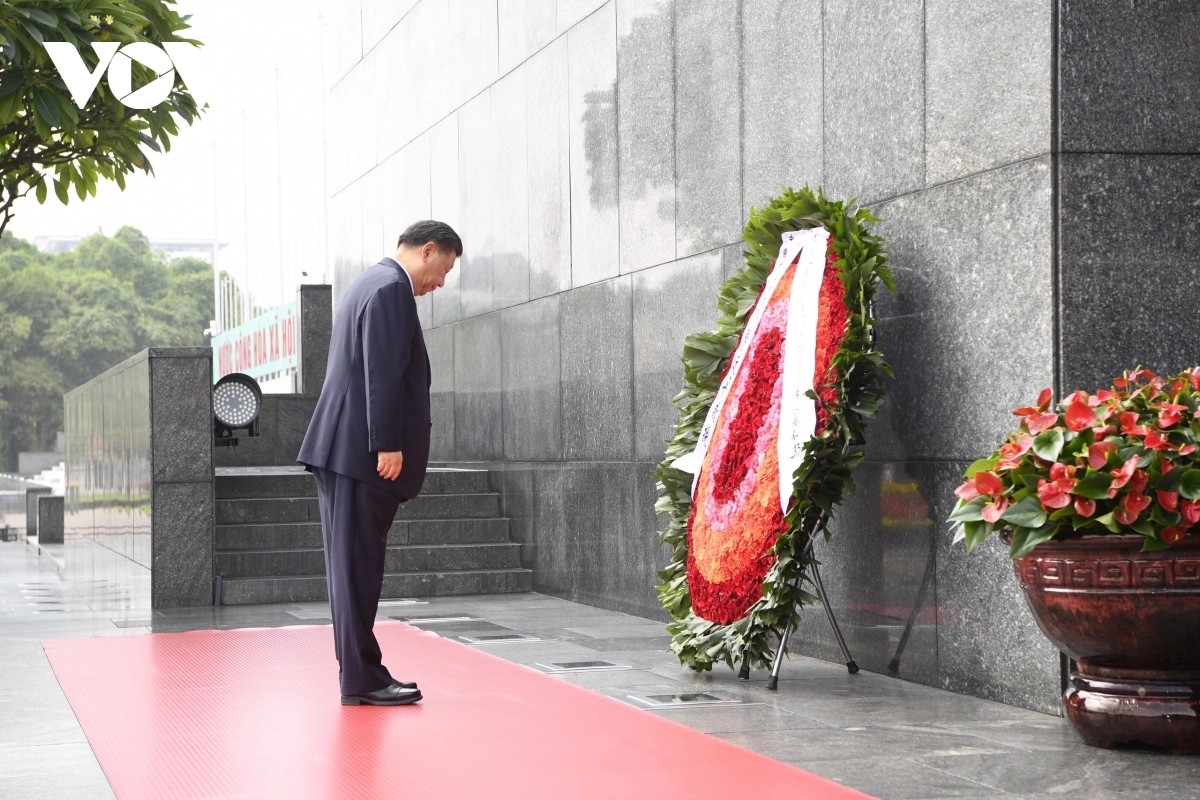 Party General Secretary and President Xi Jinping respectfully bows to the late Vietnamese president.