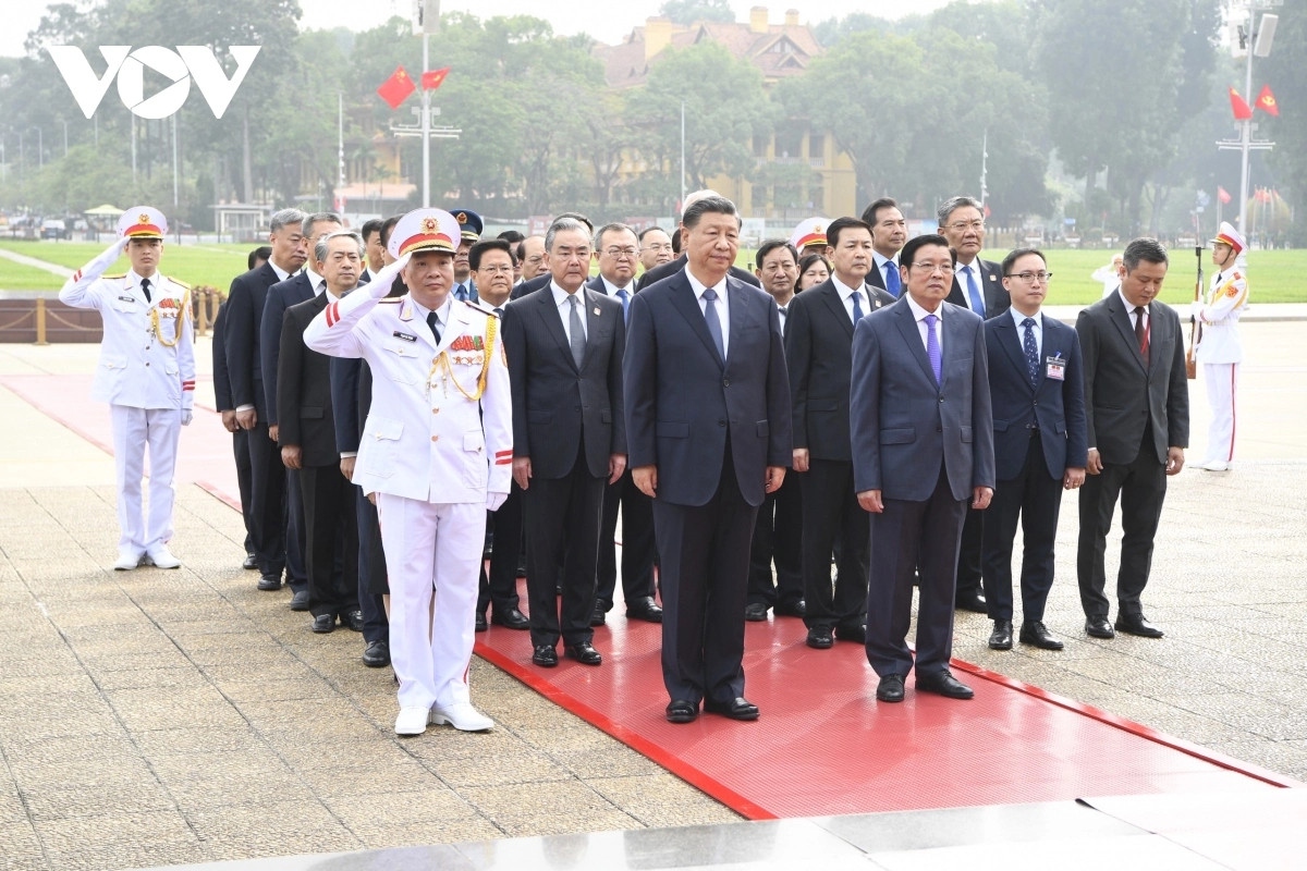 Joining the Chinese delegation at the floral tribute ceremony is Phan Dinh Trac, a Politburo member and head of the Vietnamese Party Central Committee’s Internal Affairs Commission.