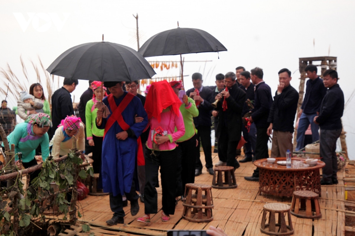 After the ceremony, the bridegroom takes home the bride in joy and happiness.