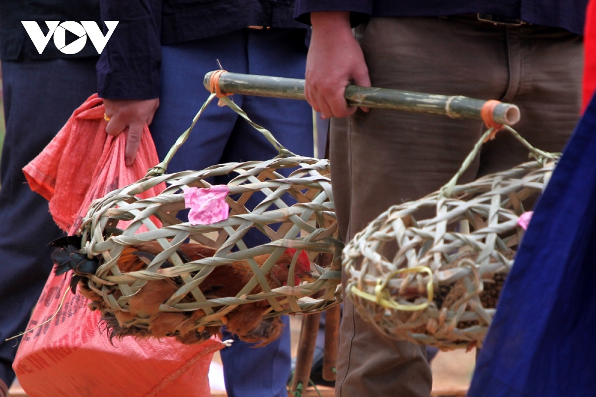 The offerings include a can of white wine, two boxes of cakes and two baskets of chickens.