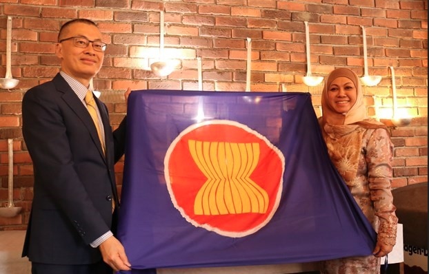 Vietnamese Ambassador to Germany Vu Quang Minh (L), Rotating Chairman of the Berlin ASEAN Committee (BAC), hands over the chairmanship role to Brunei (Photo: VNA)