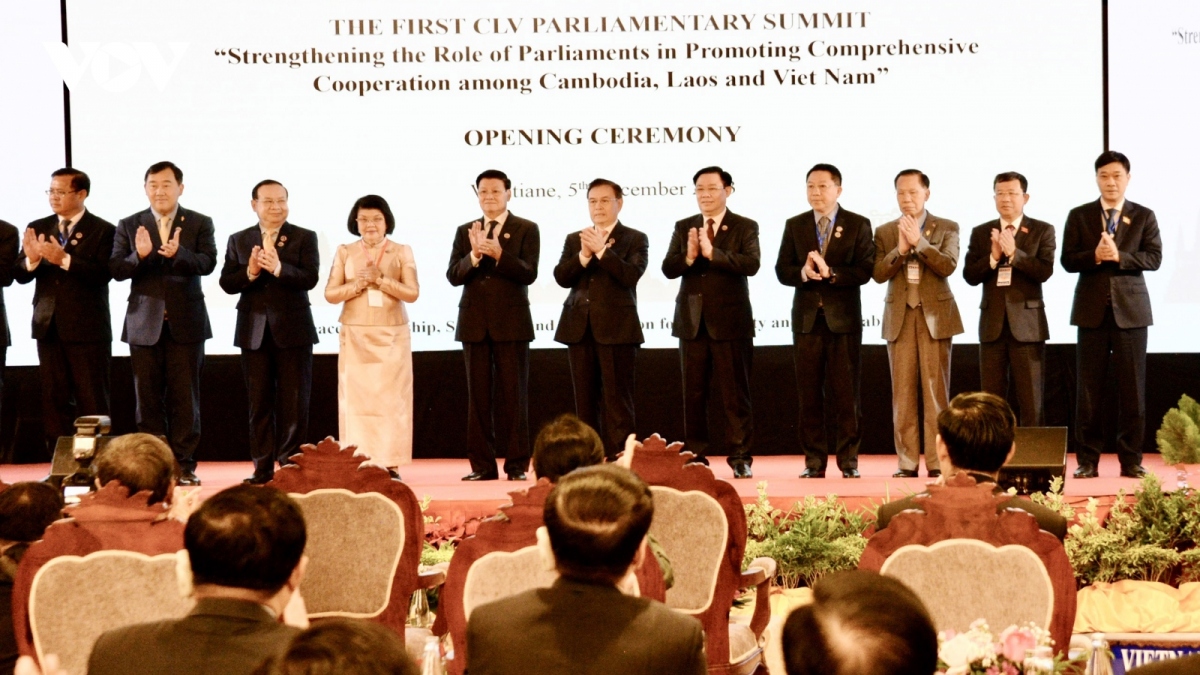 Chairman of the Vietnamese National Assembly Vuong Dinh Hue (fifth from right), General Secretary and President of Laos Thongloun Sisoulith, Chairman of the Lao National Assembly Saysomphone Phomvihane and Chairman of the Cambodian National Assembly Samdech Khuon Sudary pose for a group photo with other delegates at the summit.