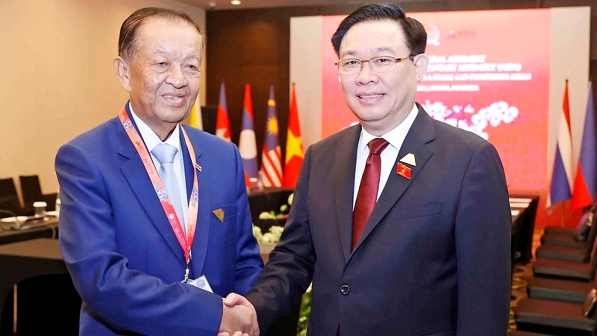 Chairman of the Vietnamese National Assembly Vuong Dinh Hue and Speaker of the House of Representatives of Thailand Wan Muhamad Noor Matha during their meeting on the sidelines of the 44th ASEAN Inter-Parliamentary Assembly (AIPA) in Jakarta, Indonesia.