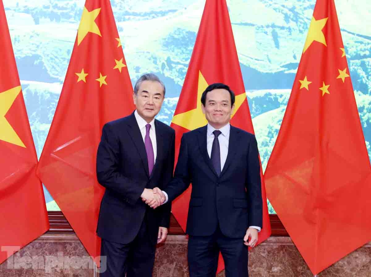 Vietnamese Deputy Prime Minister Tran Luu Quang (R) and Chinese Foreign Minister Wang Yi shaking hands ahead of their meeting in Hanoi on December 1. (Photo: Nhu Y/TPO)