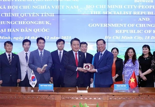 Chairman of the People’s Committee of Ho Chi Minh City Phan Van Mai (R) presents a gift to Governor of North Chungcheong province Kim Yong Hwan. (Photo: VNA)