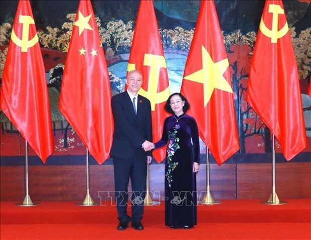 Truong Thi Mai (R), Politburo member, standing member of the CPV Central Committee Secretariat and head of the CPV Central Committee's Organisation Commission, and Cai Qi, member of the Politburo Standing Committee, Secretary of the Secretariat and Director of the Office of the Communist Party of China (CPC) Central Committee (Photo: VNA)