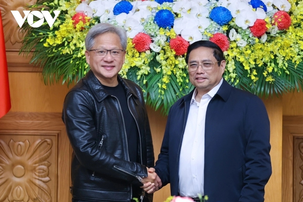 Prime Minister Pham Minh Chinh (R) shaking hands with Nvidia CEO Jensen Huang at a reception in Hanoi on December 10