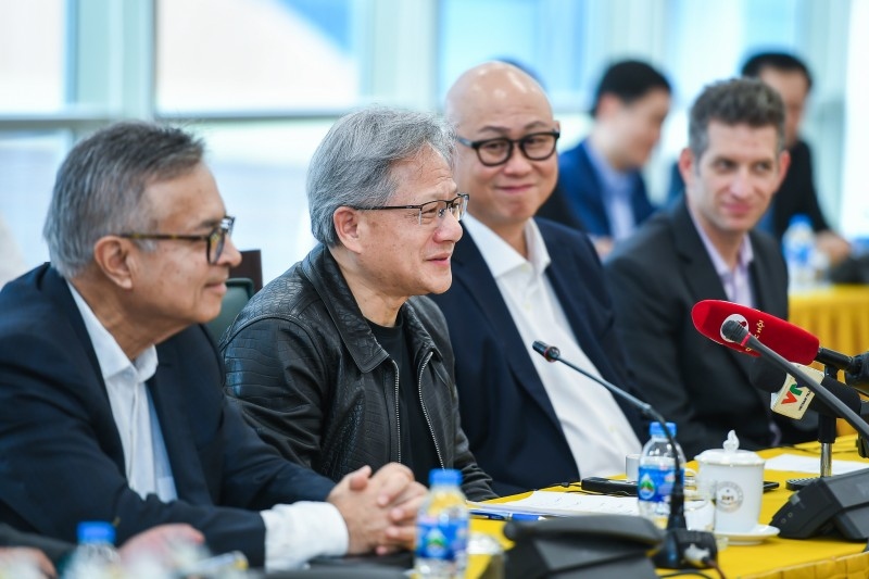 Nvidia founder and CEO Jensen Huang speaks at the workshop on the future development of semiconductor, artificial intelligence and other high tech industries in Vietnam. (Photo: congthuong.vn)