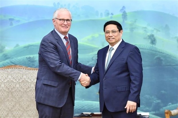 Prime Minister Pham Minh Chinh (R) and SIA President John Neuffer.