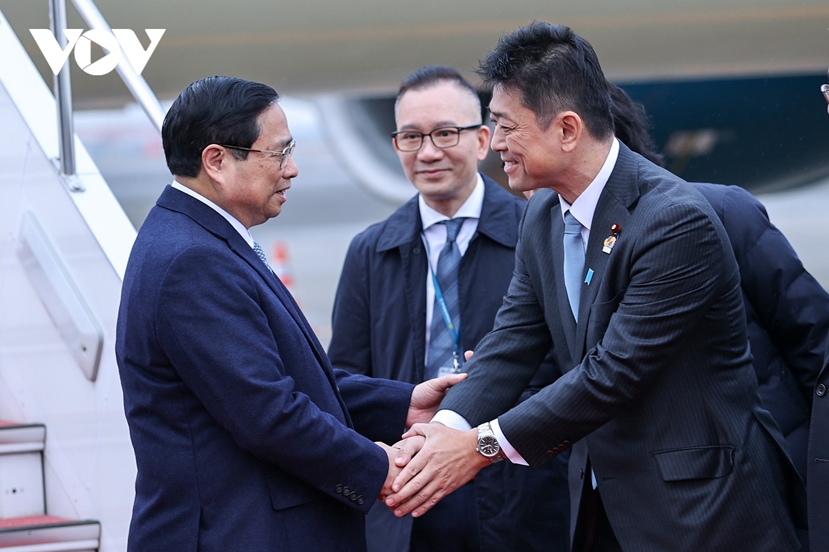 Vietnamese Prime Minister Pham Minh Chinh (L) arrives at Haneda International Airport in Tokyo on December 15 for the ASEAN-Japan summit marking 50 years of the friendship and cooperation between the two sides