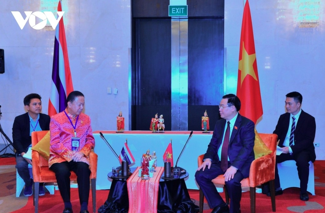 NA Chairman Vuong Dinh Hue receives Chairman of the Thai Chamber of Commerce (TCC) Sanan Angubolkuk 