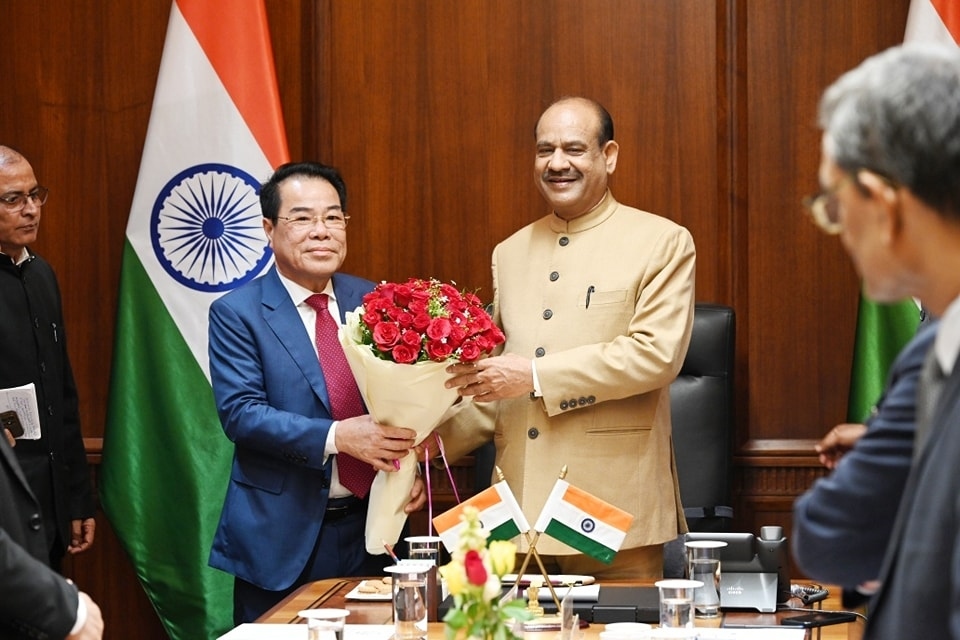 Speaker of the House of Representatives of India Om Birla (R) and head of the NA Standing Committee's Ombudsman Commission Duong Thanh Binh