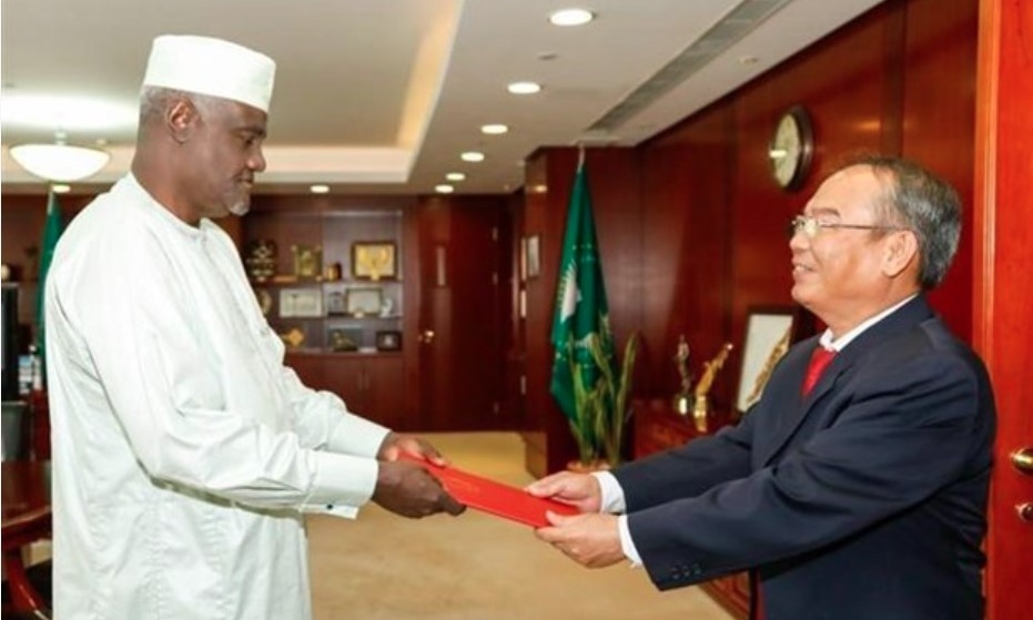 Vietnamese Ambassador to Ethiopia Nguyen Nam Tien (R) presents his letter of credentials to chairperson of the African Union Commission Moussa Faki Mahamat.