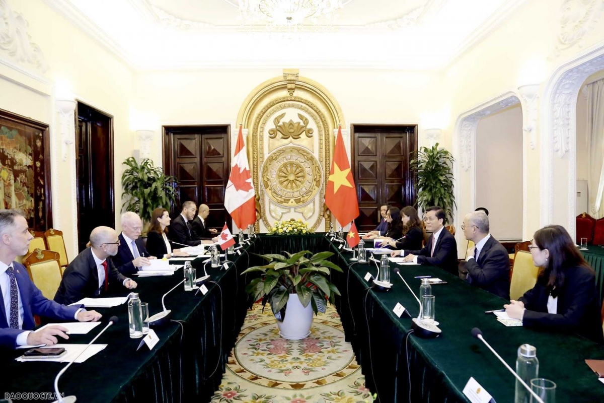 An overview of the third political consultation at the deputy foreign minister level between Vietnam and Canada in Hanoi on December 14. (Photo: baoquocte.vn)