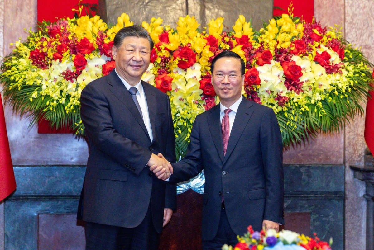 Vietnamese State President Vo Van Thuong (R) shaking hands with Chinese Party General Secretary and President Xi Jinping ahead of their talks in Hanoi on December 13. (Photo: Phong Son/TPO)