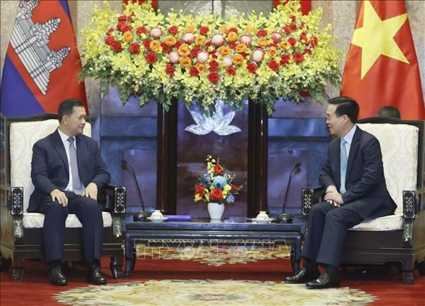 Vietnamese President Vo Van Thuong (R) and Cambodian Prime Minister Samdech Moha Borvor Thipadei Hun Manet.