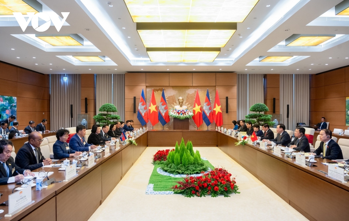 National Assembly Chairman Vuong Dinh Hue and his Cambodian counterpart Samdech Khuon Sudary hold talks on measures to strengthen cooperation between the two countries and two legislative bodies.