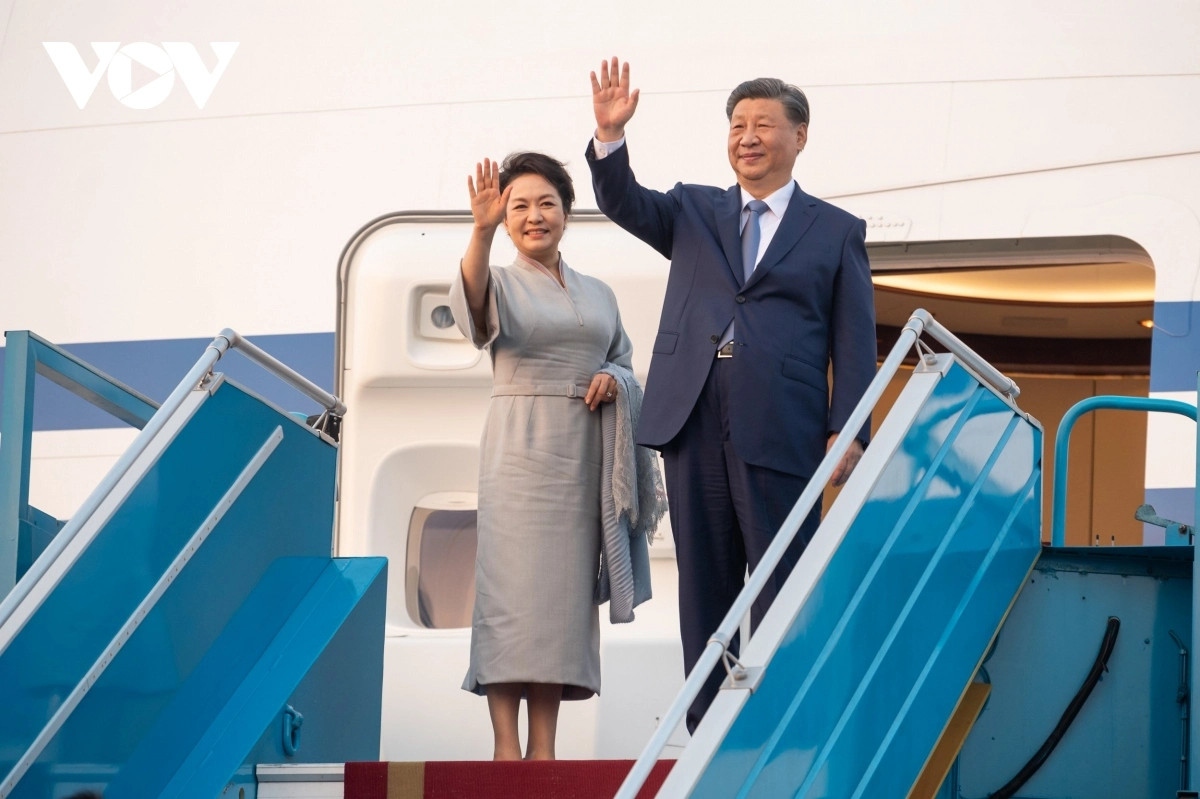 Chinese Party General Secretary and President Xi Jinping waving their hands at Noi Bai International Airport on December 13 before flying home