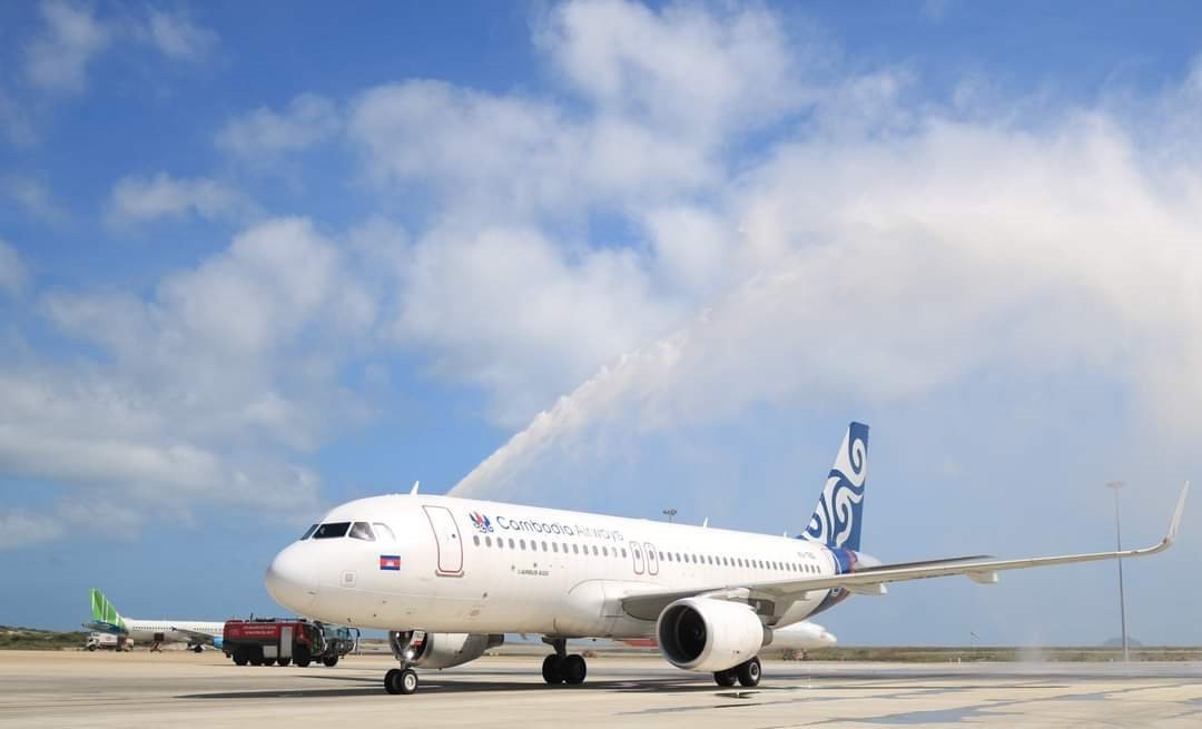 Cam Ranh International Airport in Khanh Hoa province on December 29 welcomes the first flight conducted by Cambodia Airways, transiting China. (Photo: Hanoimoi.vn)