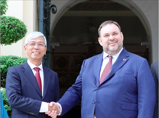 Vice Chairman of the Ho Chi Minh City People's Committee Vo Van Hoan (L) welcomes Belarusian Deputy Minister of Foreign Affairs Evgeny Shestakov 