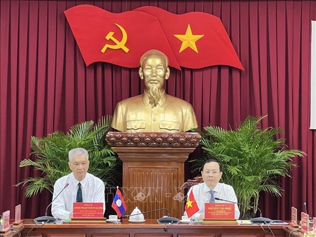 Secretary of the Can Tho People's Committee Nguyen Van Hieu (R) and Secretary of the Party Committee and Chairman of the People’s Council of Vientiane Anouphap Tounalom at their meeting in Can Tho on December 14