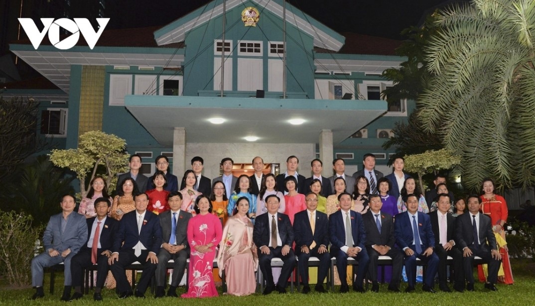 NA Chairman Vuong Dinh Hue poses for a group photo with Vietnamese Embassy staff 