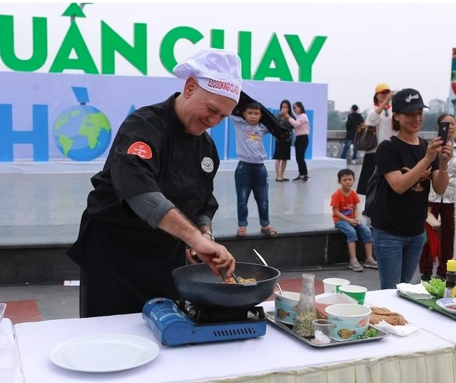 A foreign chef prepares vegan dishes at the Vegan Food Festival 2019