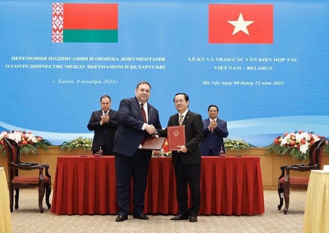 Prime Minister Pham Minh Chinh and his Belarusian counterpart Roman Golovchenko witnesses the signing and handing over of cooperation documents between the two nations