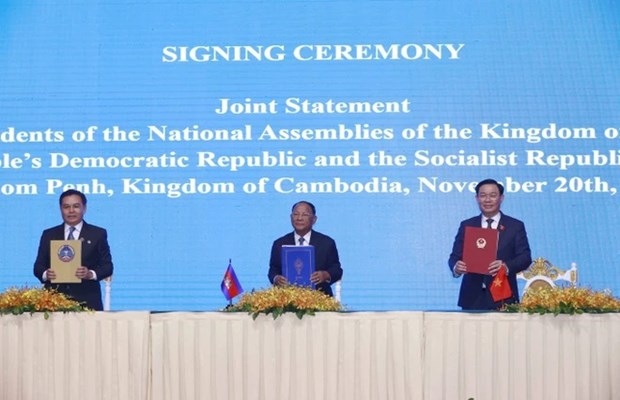 (From right) Vietnamese NA Chairman Vuong Dinh Hue , President of the Cambodian NA Samdech Heng Samrin and Lao NA Chairman Saysomphone Phomvihane at the signing ceremony of a joint statement on the establishment of the biennial CLV Parliamentary Summit  (Photo: VNA)