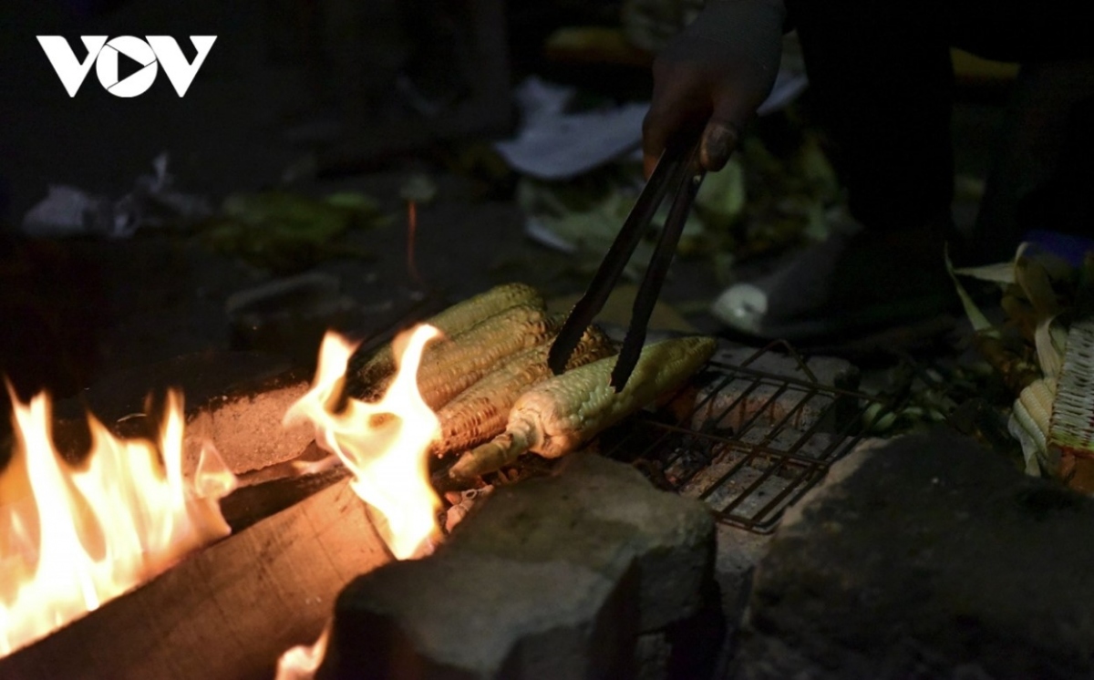 Street vendors sell grilled corn and potatoes to attract local people amid the cold nights.