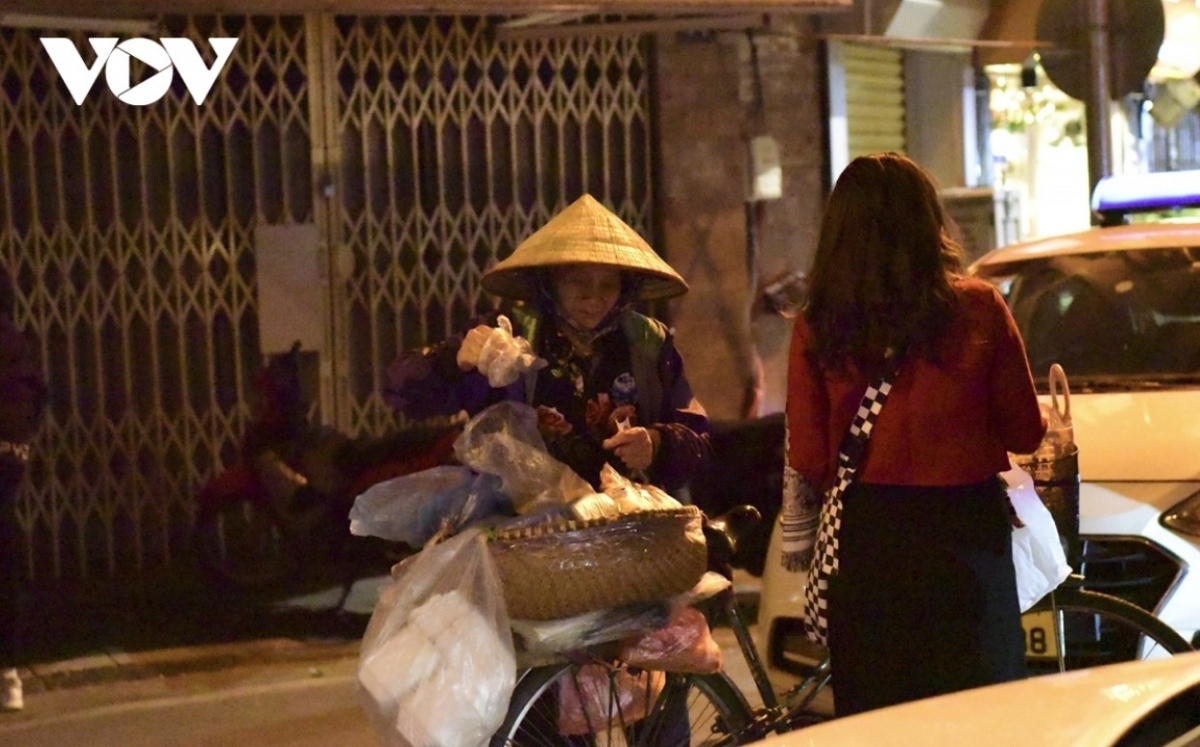 Despite the chilly conditions, street vendors brave the freezing cold to make a living.
