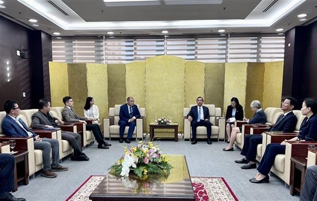 At the meeting between Chairman of the municipal People’s Committee Le Trung Chinh and Kazakh Ambassador to Vietnam Kanat Tumysh