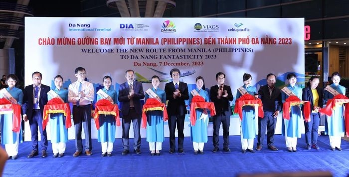 Vice Chairman of the municipal People's Committee Tran Chi Cuong present flowers and gifts to congratulate the passengers (Photo: toquoc.vn)