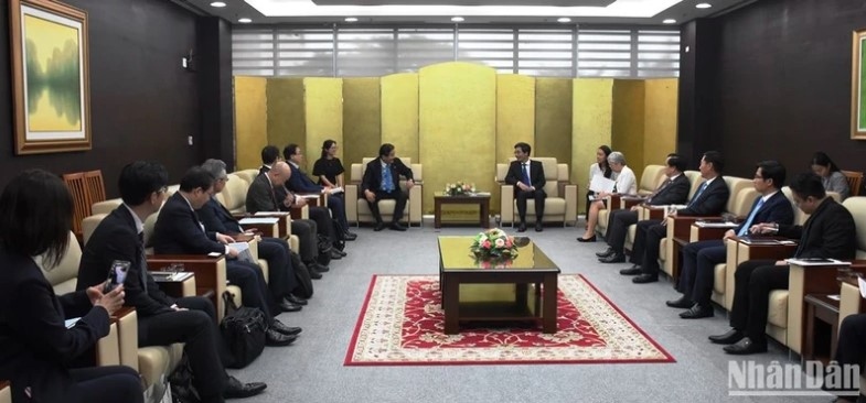 At a working session between Da Nang's authorities and a Japanese delegation led by Nagoya City Mayor Takashi Kawamura on December 13 (Photo: Nhandan.vn)